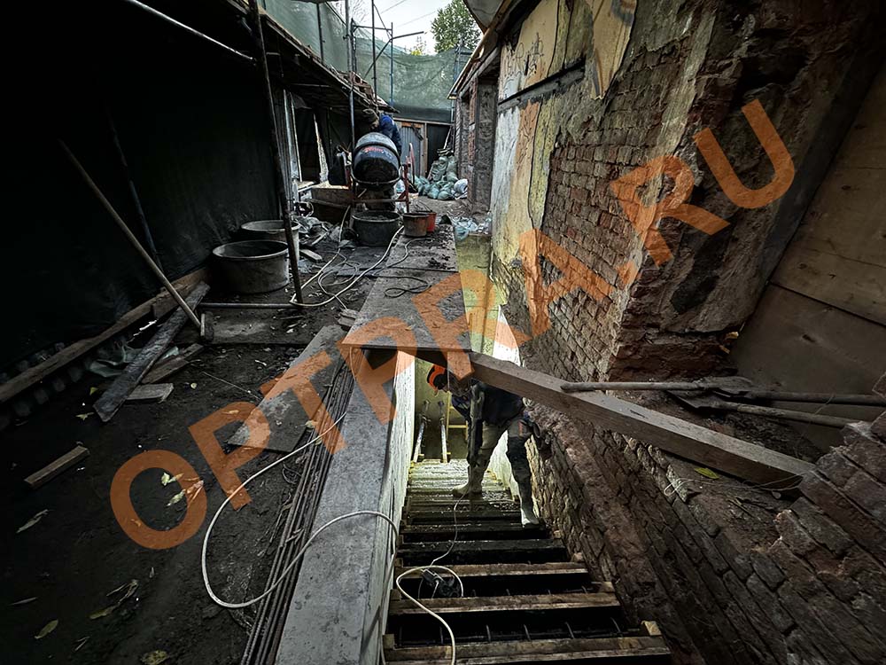 лестница в подвал